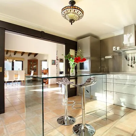 Vila Magnificent Modern With Sauna By Renthousing